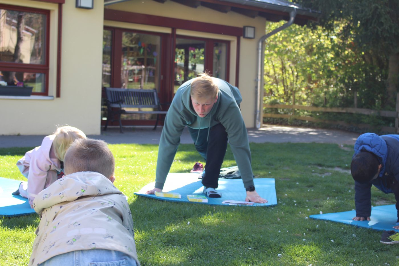 Kinder-Yoga an der frischen Luft